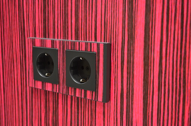 zásuvky, které splynou s designem zdi, s jeho obložením